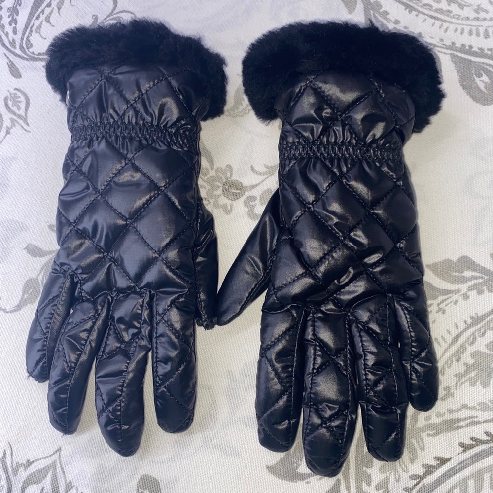 UGG All Weather Touchscreen
Compatible Quilted Performance
Gloves S/M Black‎